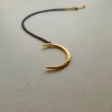 Charger l'image dans la galerie, Collier pendentif croissant de lune sur chaîne noire minuit