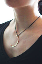 Charger l'image dans la galerie, Collier pendentif croissant de lune sur chaîne noire minuit