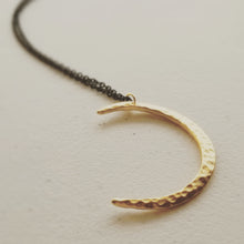 Charger l&#39;image dans la galerie, Collier pendentif croissant de lune sur chaîne noire minuit
