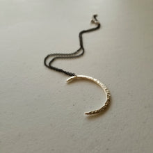 Charger l&#39;image dans la galerie, Collier pendentif croissant de lune sur chaîne noire minuit
